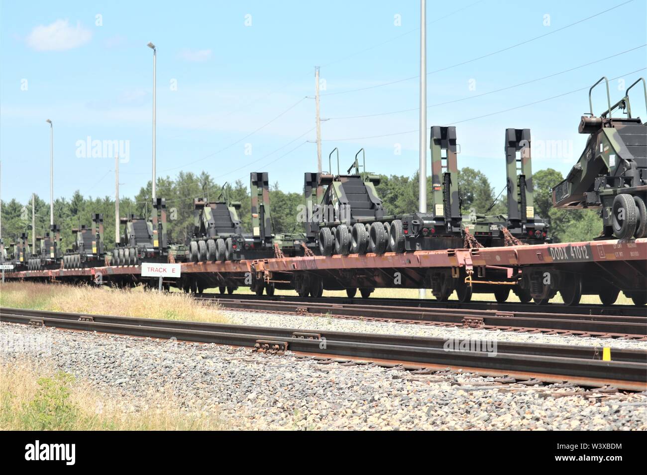 Militärische Fahrzeuge und Ausrüstungsgegenstände von der 1158th Transportation Company und die 107 Oberfläche Wartung Unternehmen der Wisconsin National Guard sind auf triebwagen Juli 12, 2019, am Fort McCoy, Wis. Die Ausstattung war in Fort Hood, Texas, geliefert, ein Teil einer großen Übung später im Jahr werden geladen. Die Schiene wird geladen und die damit verbundenen Arbeiten wurde von der 1158th und 107 Soldaten, Soldaten, 829Th Engineer Unternehmen und Mitarbeiter mit den Fort McCoy Logistics Readiness Center Transport Division. (U.S. Armee Foto von Scott T. Sturkol, Public Affairs Office, Fort McCoy, Wis.) Stockfoto