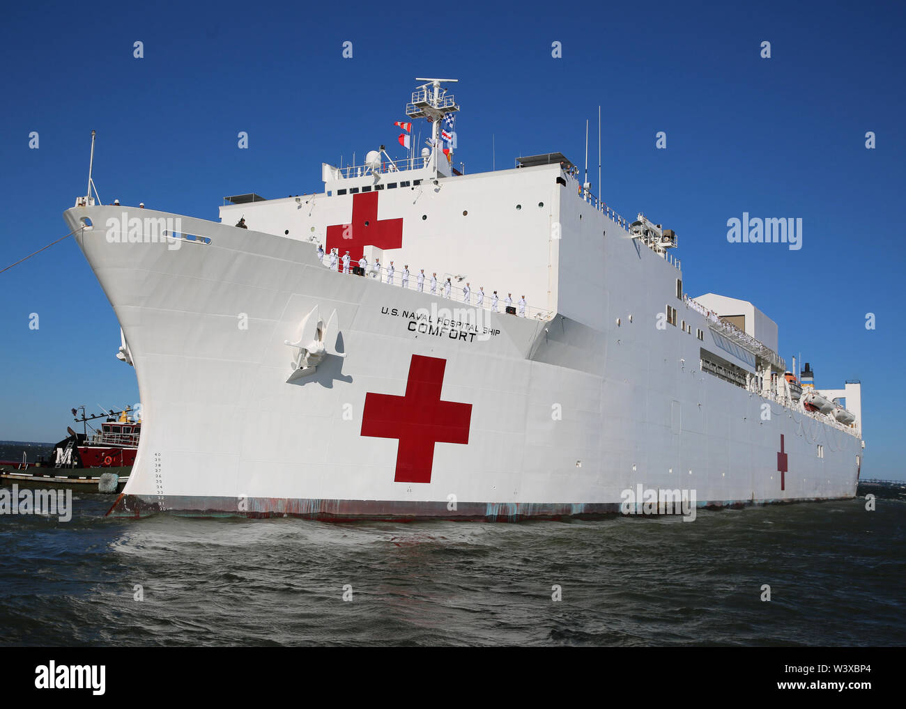 190614-N-OH 262-1719 Norfolk, Virginia (Juni 14, 2019) - ein Blick auf die U.S. Navy Hospital Ship USNS Comfort als Er fährt Naval Station Norfolk, Juni 14. Aufenthaltskosten supply chain DLA Truppe unterstützen eine Collaborative Communications Hub im Vorfeld der Mission Lieferung von frischem Obst und Gemüse während der Bereitstellung nach Südamerika zu unterstützen, koordiniert, Mittelamerika und der Karibik zur Unterstützung humanitärer und Partner. (U.S. Marine Foto von Bill Mesta/freigegeben) Stockfoto