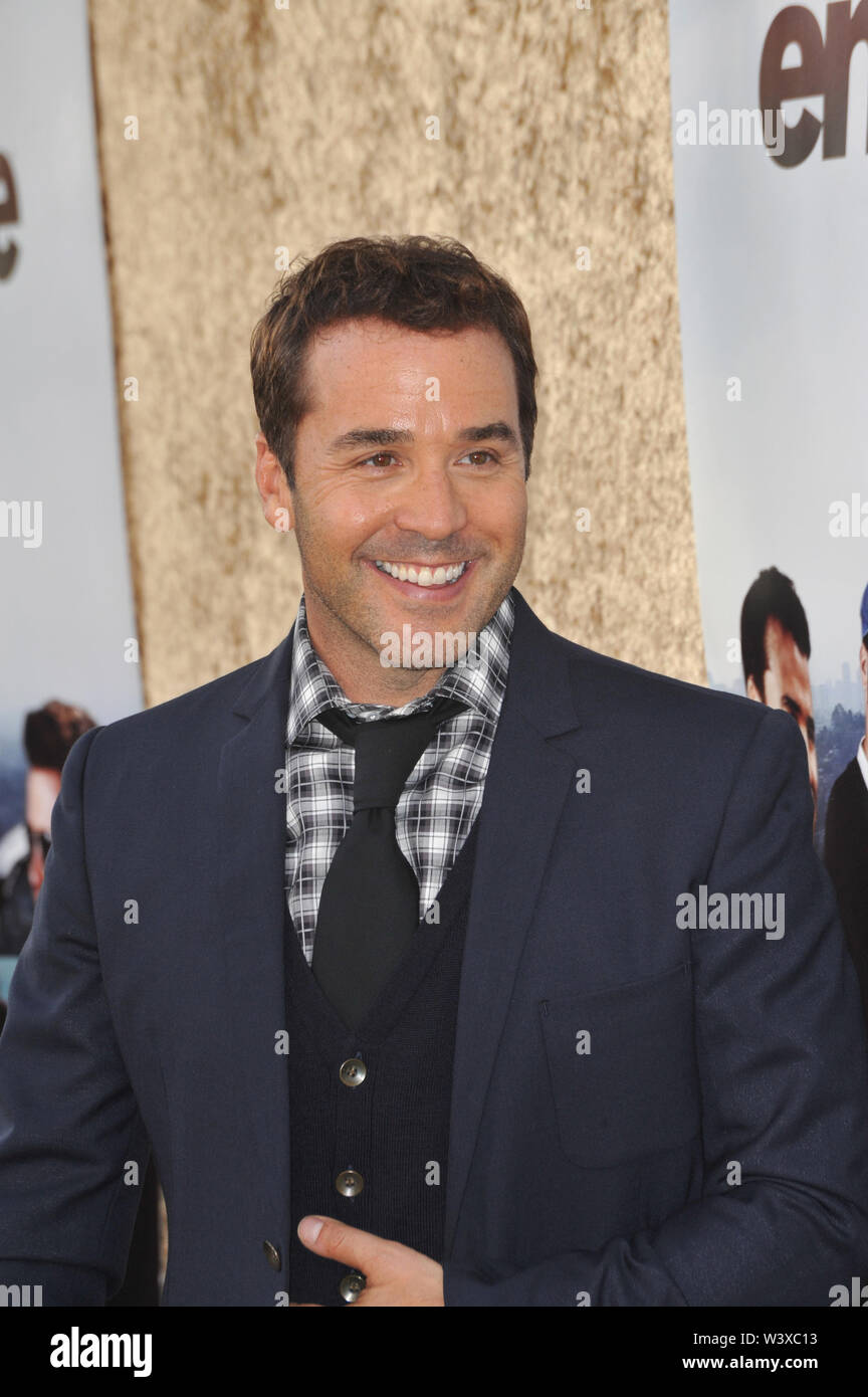LOS ANGELES, Ca. Juni 16, 2010: Jeremy Piven in der Saison sieben Uraufführung seiner TV-Serie "Entourage" bei Paramount Studios, Hollywood. © 2010 Paul Smith/Featureflash Stockfoto