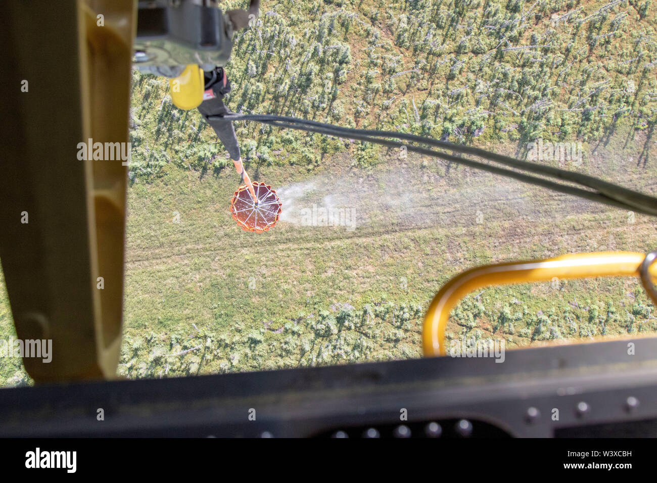 Alaska Army National Guard 1.BATAILLON, 207 Luftfahrt Flugpersonal Praktiken Brandunterdrückung Support Training mit einem Bambi Wassereimer in einer CH-47 Chinook Hubschrauber in der Nähe von Joint Base Elmendorf-Richardson, 16. Juli 2019. 1-207 th AVN Besatzungen haben mehrere Brandunterdrückung Missionen in diesem Sommer mit UH-60 Black Hawks unterstützt. Die Chinooks - Eine neue Flugzeuge, die an die 207 AVN bestand dieses Jahr - sofern wildfire Unterdrückung Unterstützung für das erste Mal überhaupt 8. Juli am Schwanensee Feuer in den Kenai National Wildlife Refuge in der Nähe von Sterling, Alaska. Die Chinooks und schwarzen Falken ständig Zug nach r Stockfoto