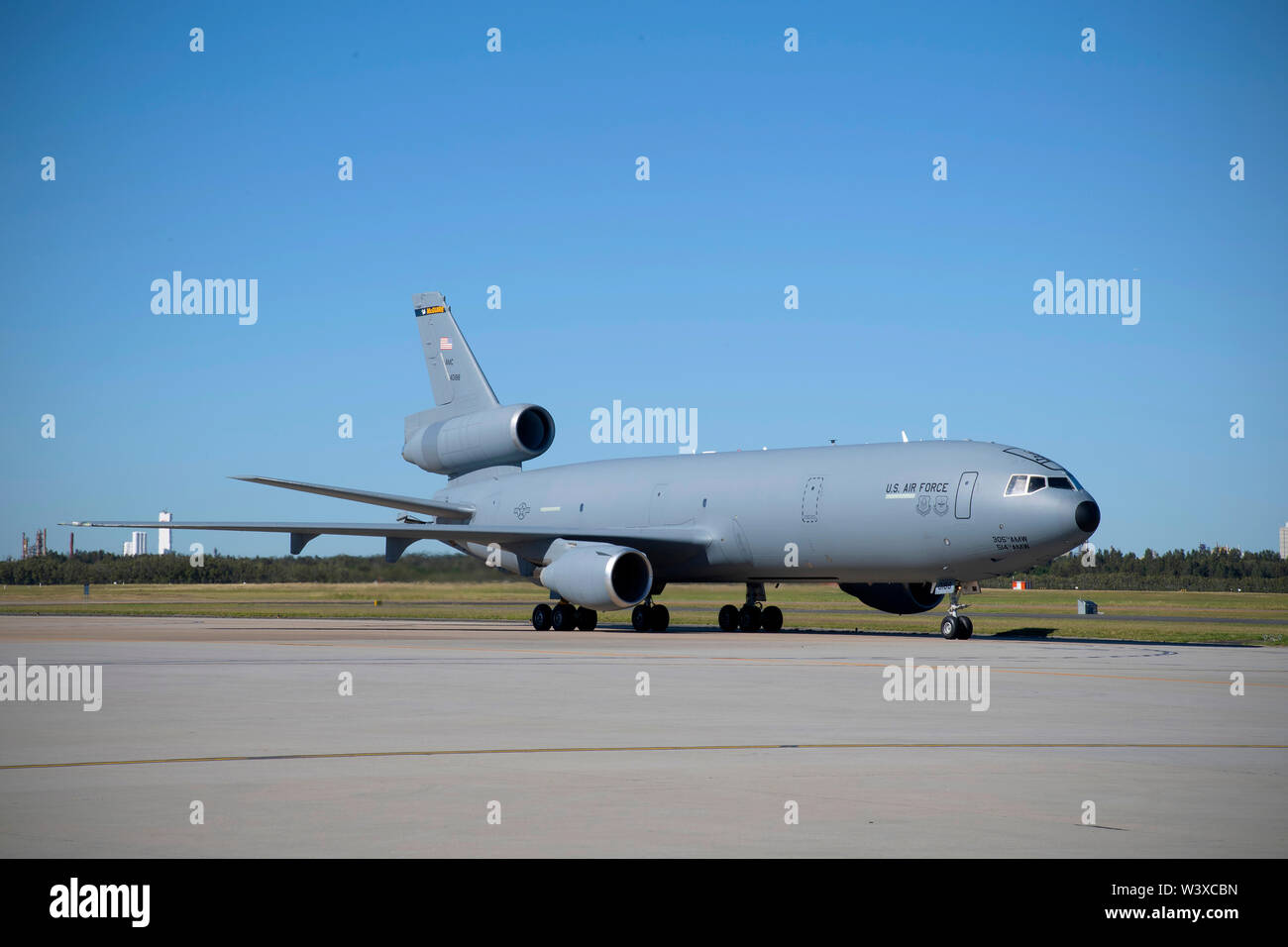 Ein US Air Force KC-10 Extender Taxis 12. Juli auf der Flightline von Internationalen Flughafen Brisbane, Australien, für Übung Talisman Sabre 19. Der Extender, die gemeinsame Basis Mc Guire-Dix - Lakehurst, New Jersey zugewiesen wurde, kamen am ersten Tag der wichtigsten Operationen für die USAF, Royal Australian Air Force und US Navy Flugzeuge aus der RAAF Base Amberley für TS 19 zu unterstützen. (U.S. Air Force Foto von älteren Flieger Elora J. Martinez) Stockfoto