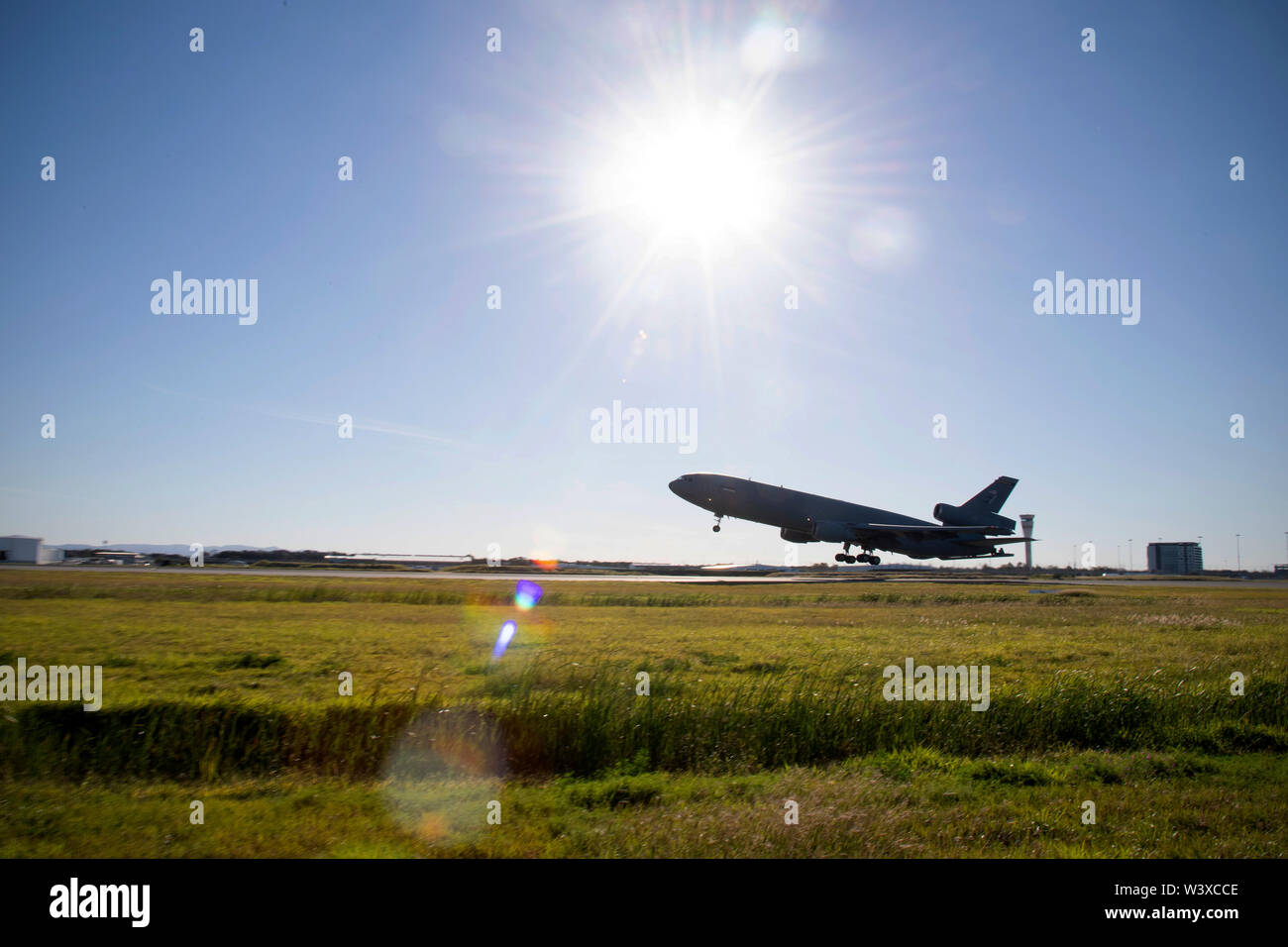 Ein US Air Force KC-10 Extender sind ab 12. Juli vom Internationalen Flughafen Brisbane, Australien, für Übung Talisman Sabre 19. Der Extender, die gemeinsame Basis Mc Guire-Dix - Lakehurst, New Jersey zugewiesen wurde, kamen am ersten Tag der wichtigsten Operationen für die USAF, Royal Australian Air Force und US Navy Flugzeuge aus der RAAF Base Amberley für TS 19 zu unterstützen. (U.S. Air Force Foto von älteren Flieger Elora J. Martinez) Stockfoto