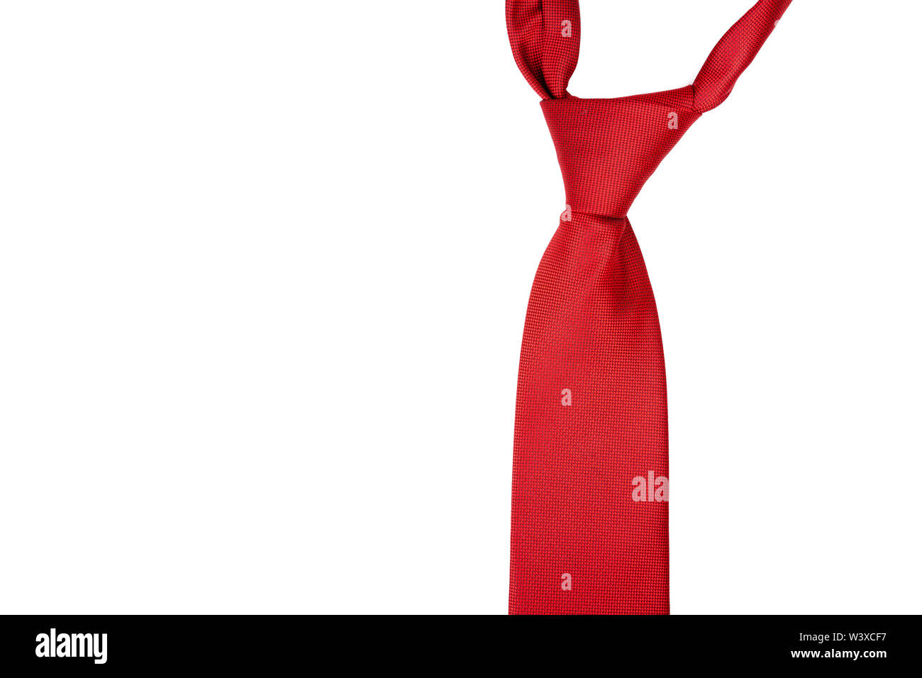 Eine klassische rote Krawatte auf weißem Hintergrund. Formale Männer Kleidung, Anzug Elemente und allgemeine rote Farbe Konzept, niemand Stockfoto