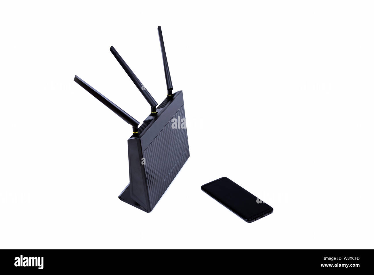 Schwarz wireless WLAN Router Kabel Modem und einem modernen kein Name  smartphone isoliert auf Weiss. Die Internetverbindung und die Allgemeinen  einfachen Netzwerktopologie Stockfotografie - Alamy
