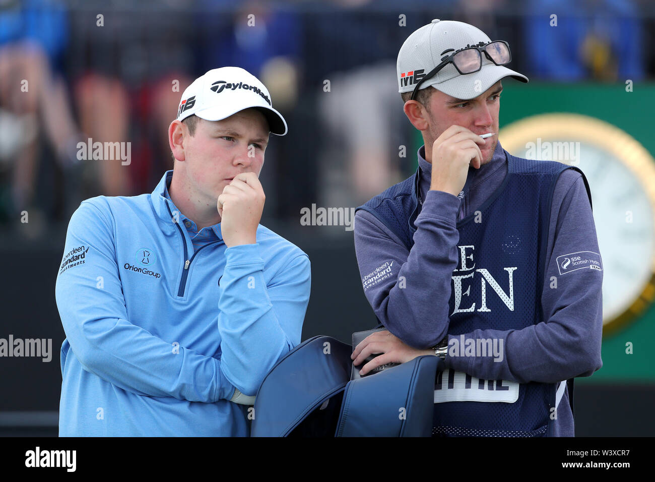 Schottlands Robert Macintyre (links) spricht zu seinen Caddy während des Tages eine der Open Championship 2019 im Royal Portrush Golf Club. Stockfoto