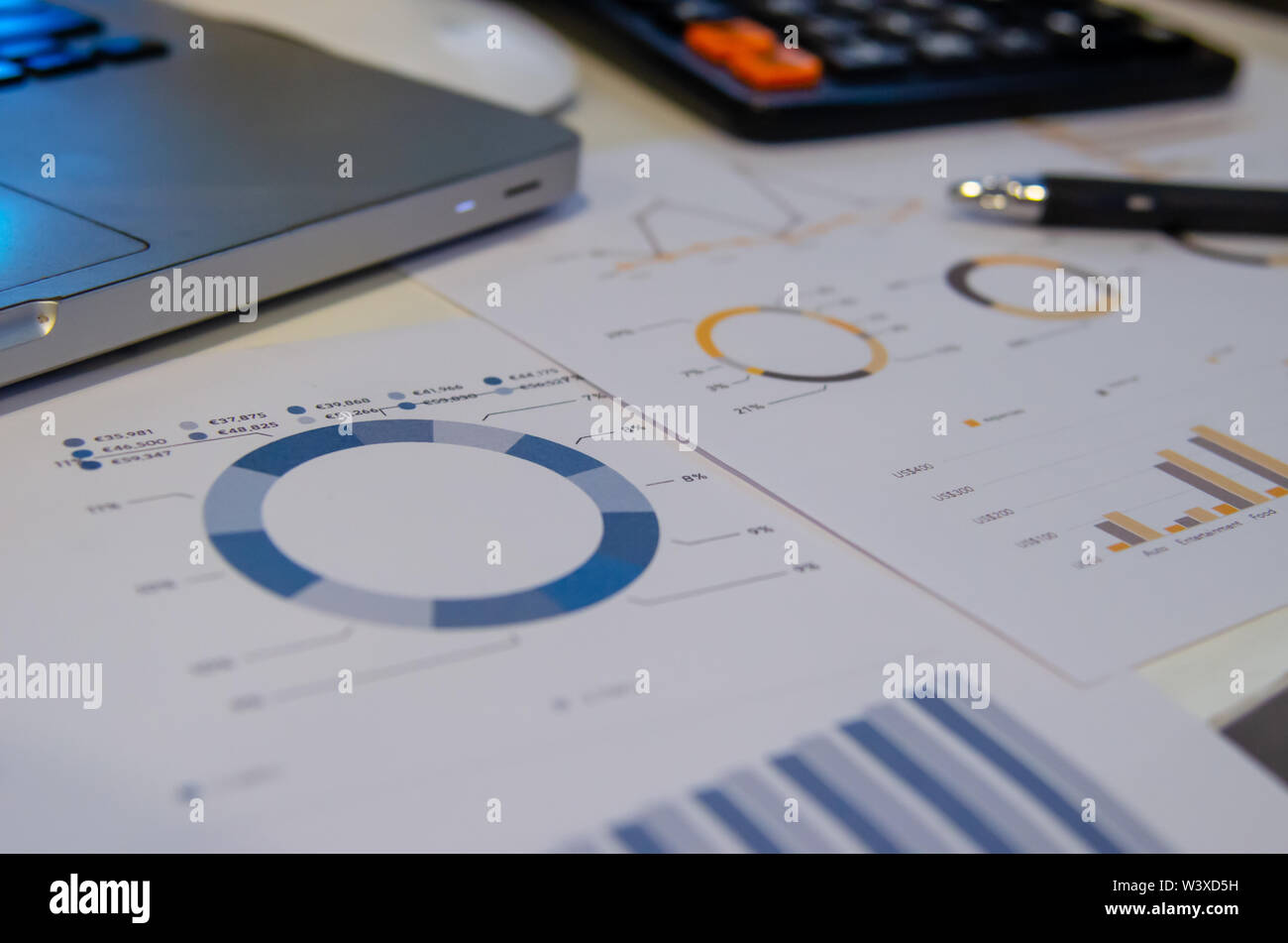 Geschäftliche Dokumente finanzielle Diagramme, statistische Analyse auf dem Schreibtisch. Stockfoto