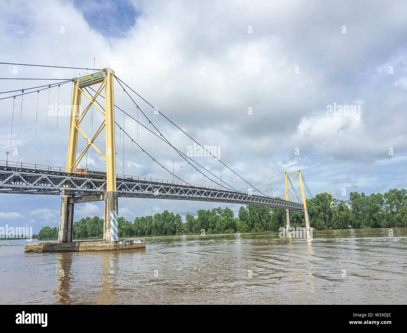 Jembatan Barito oder Barito Brücke in Banjarmasin, Süden Borneo oder Kalimantan Selatan, Indonesien. Stockfoto