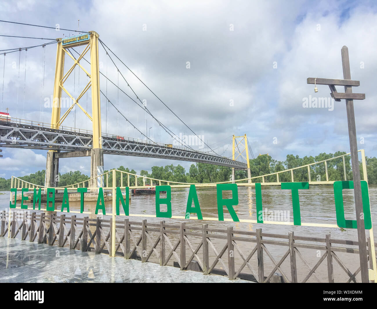 Jembatan Barito oder Barito Brücke in Banjarmasin, Süden Borneo oder Kalimantan Selatan, Indonesien. Stockfoto