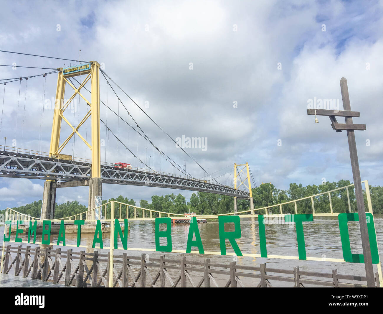 Jembatan Barito oder Barito Brücke in Banjarmasin, Süden Borneo oder Kalimantan Selatan, Indonesien. Stockfoto