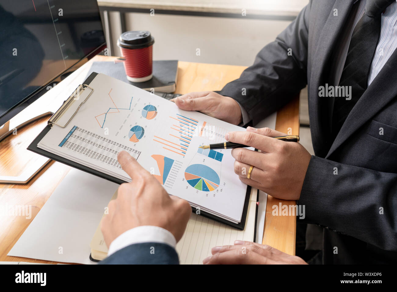 Team von Börsenmaklern diskutiert mit Anzeigen, die Analyse von Daten, Diagramme und Berichte Börsenhandel für Investitionen Stockfoto