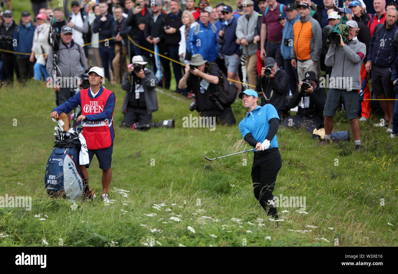 Von Nordirland Rory McIlroy spielt Von der rauhen Am 1. Tag eines der Open Championship 2019 im Royal Portrush Golf Club. Stockfoto