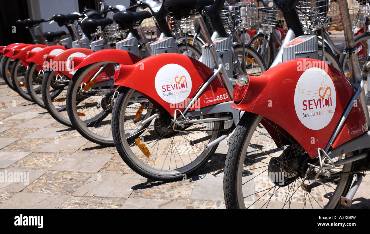 Elektrische Fahrräder zum Mieten in Sevilla, Spanien. Stockfoto