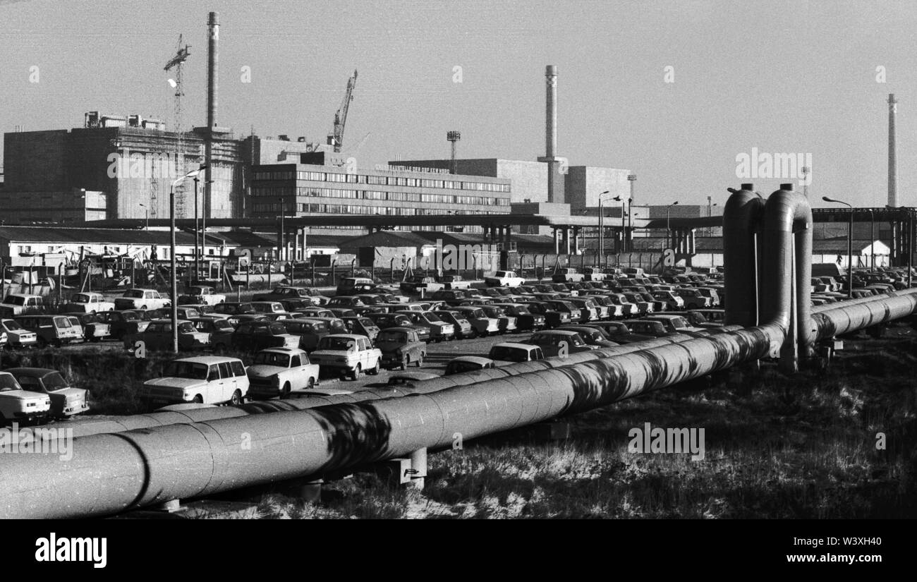 Eingereicht - 01. Januar 1990, Berlin, Lubmin: Mecklenburg-vorpommern/DDR/1990 Kernkraftwerk Lubmin bei Greifswald. Vor ein Fernwärme Leitung und ein Parkplatz. Block 5 befindet sich noch im Aufbau. Ein wenig später, das Kraftwerk aus Sicherheitsgründen abgeschaltet. Später, ein Zwischenlager für radioaktive Abfälle werden dort eingestellt werden. Die Technologie des KKW war Sowjetische. Insgesamt wurden 5 Blöcke geplant, 4 in Betrieb waren, jeder mit einer Leistung von 400 MW. Alle in 1990 // Atom/Energie/Reaktor/Atom/Atomkraft/Föderalen stillgelegt Staaten Foto: Paul Glaser/d Stockfoto