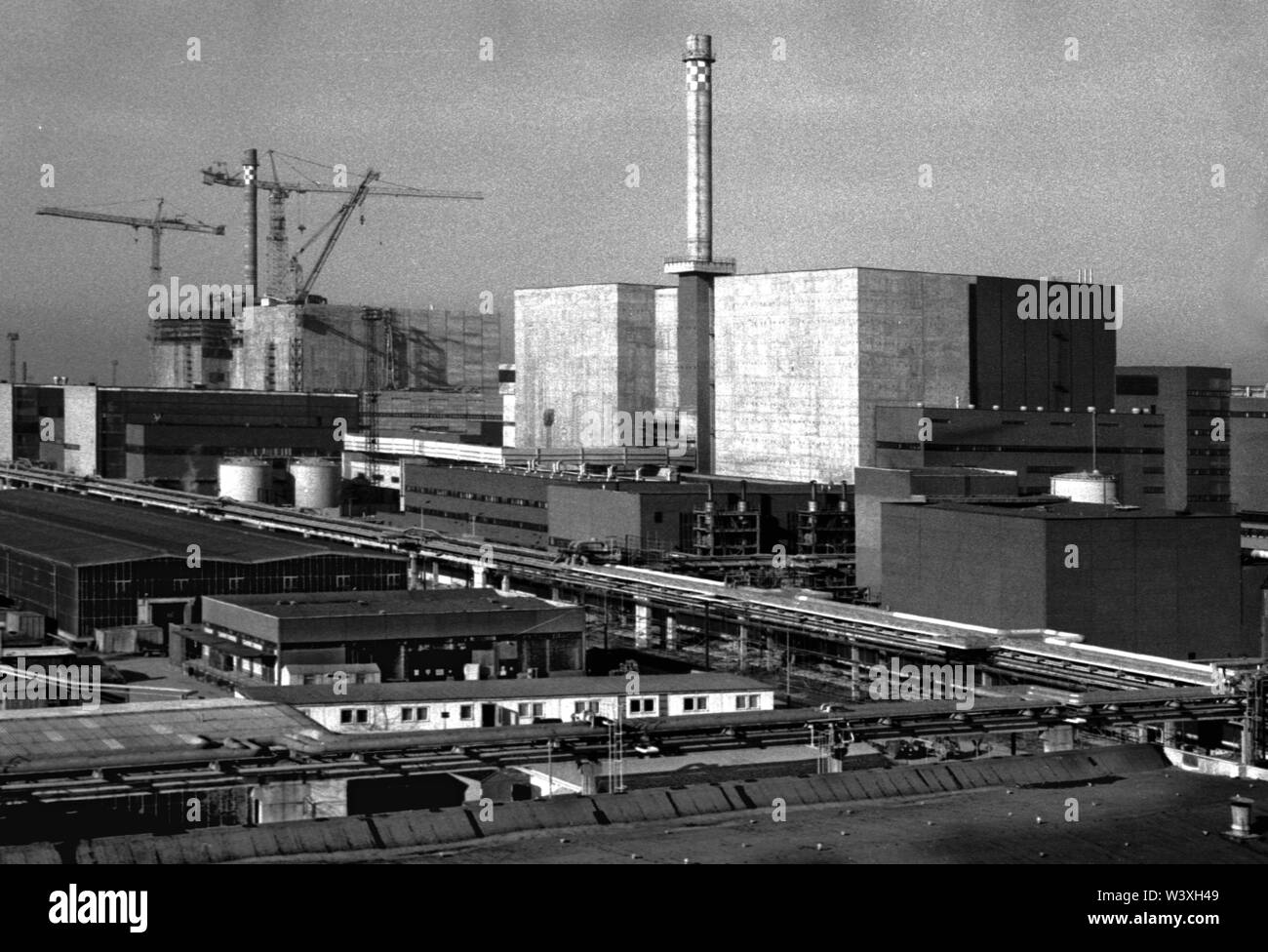 Eingereicht - 01. Januar 1990, Berlin, Lubmin: Mecklenburg-vorpommern/DDR/1990 Kernkraftwerk Lubmin bei Greifswald. Vor ein Fernwärme Leitung und ein Parkplatz. Block 5 befindet sich noch im Aufbau. Ein wenig später, das Kraftwerk aus Sicherheitsgründen abgeschaltet. Später, ein Zwischenlager für radioaktive Abfälle werden dort eingestellt werden. Die Technologie des KKW war Sowjetische. Insgesamt wurden 5 Blöcke geplant, 4 in Betrieb waren, jeder mit einer Leistung von 400 MW. Alle in 1990 // Atom/Energie/Reaktor/Atom/Atomkraft/Föderalen stillgelegt Staaten Foto: Paul Glaser/d Stockfoto