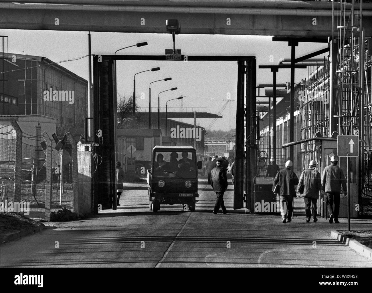 Eingereicht - 01. Januar 1990, Berlin, Greifswald: Mecklenburg-vorpommern/DDR/1990 Kernkraftwerk Lubmin bei Greifswald. Block 5 befindet sich noch im Aufbau. Ein wenig später, das Kraftwerk aus Sicherheitsgründen abgeschaltet. Heute gibt es auch ein Zwischenlager für radioaktive Abfälle. Die Technologie wurde die sowjetische. Das Foto zeigt den Eingang zur Anlage//Atom/Energie/Reaktor/NPP/Kernenergie / Die Bundesländer / Foto: Paul Glaser/dpa-Zentralbild/ZB Stockfoto