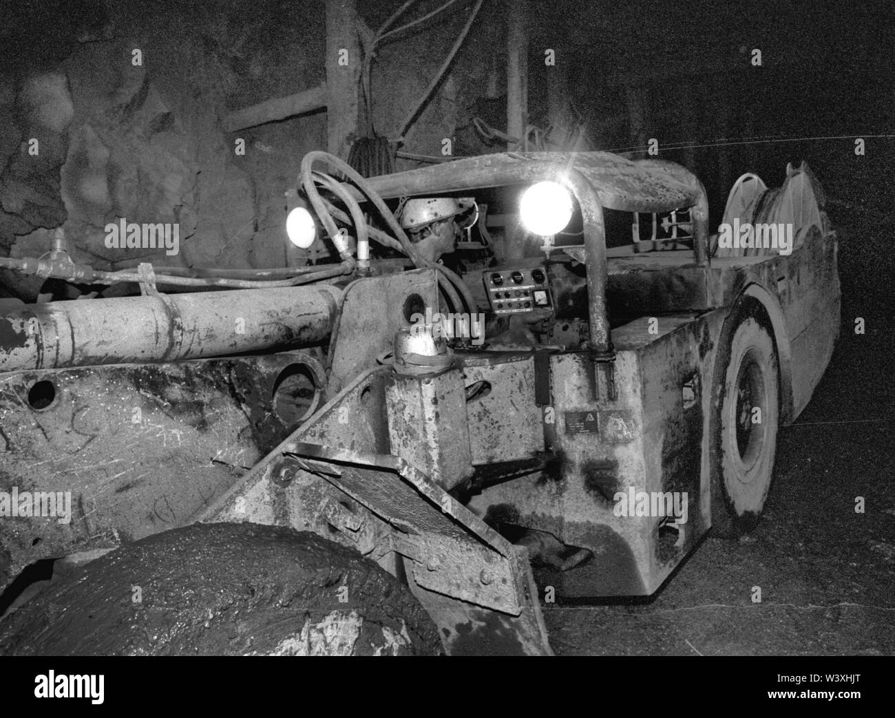 Eingereicht - 01. Januar 1990, Berlin, Ronneburg: Thüringen/DDR/Bergbau 3/1990 Uranabbau in Drosen Welle, Thüringer Wald (in der Nähe von Ronneburg). Rock mit Uran abgebaut. Die Welle war noch im normalen Betrieb im Jahr 1990, aber die Zukunft des Uranabbaus noch nicht entschieden worden. Foto: Bagger hebt Uran Rock, die zuvor durch Sprengen gelöst wurde. //Energie/Atom/URAN/Uranabbau Atomkraft Foto: Paul Glaser/dpa-Zentralbild/ZB Stockfoto