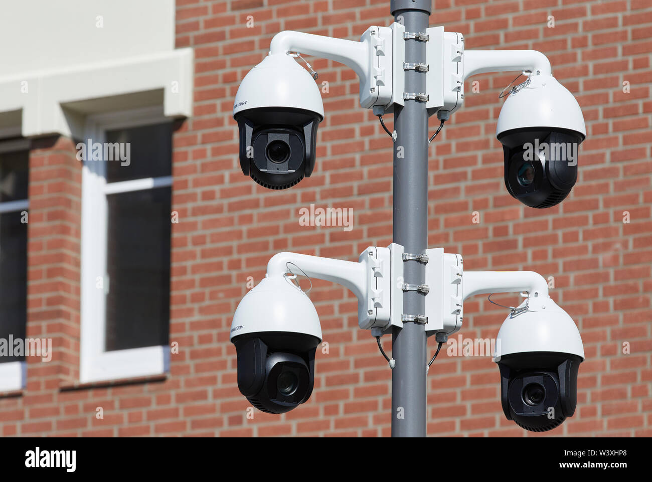 Hamburg, Deutschland. 18 Juli, 2019. Vier Videokameras stehen auf dem  Hansaplatz im Stadtteil St. Georg. Die Videoüberwachung am Hansaplatz geht  in den Testbetrieb - die Gegend ist als Verbrechen konzentrieren. Der  Hamburger