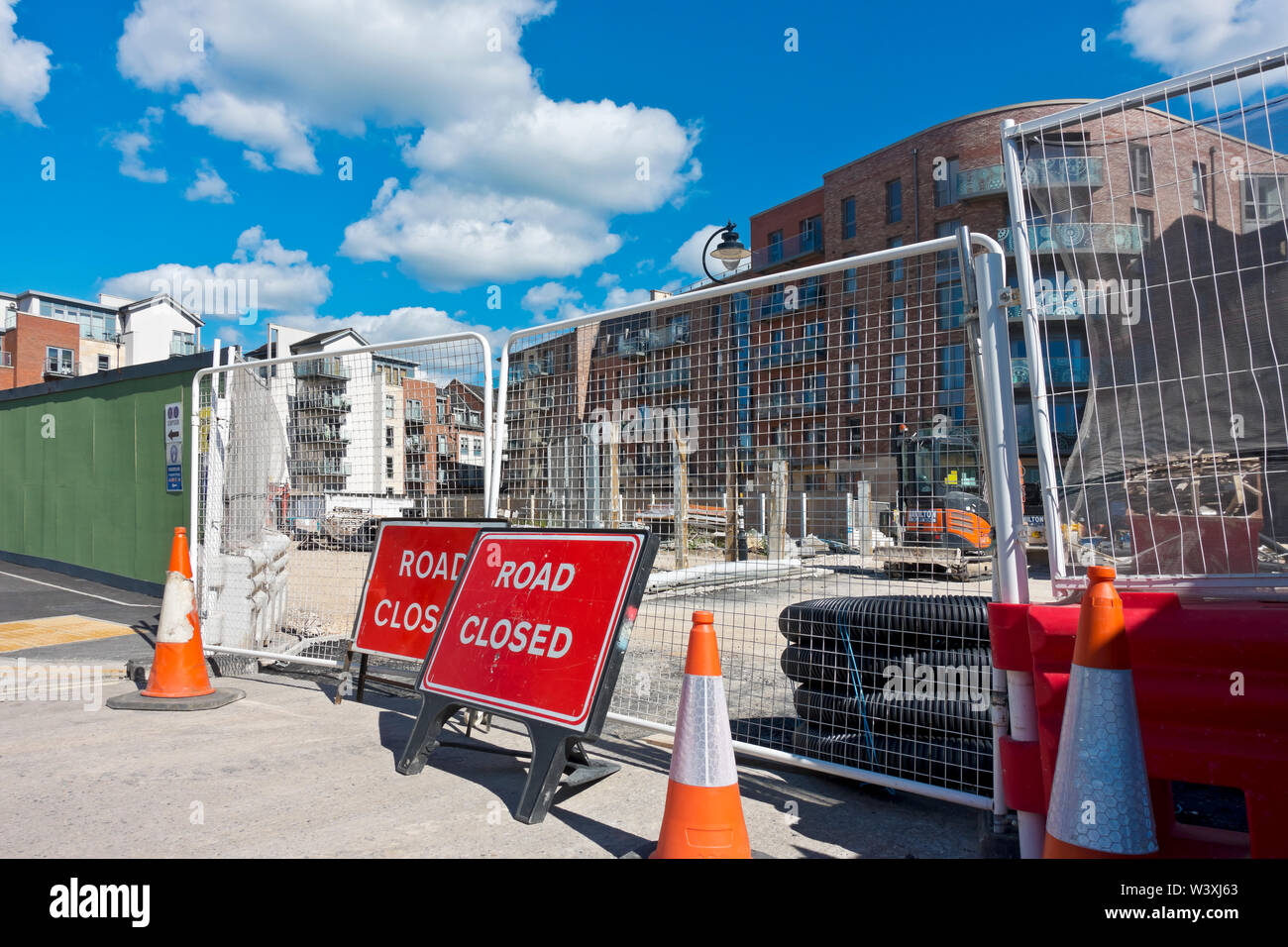 Schild für geschlossene Straße an der Baustelle Eingangstore im Stadtzentrum Hungate York North Yorkshire England Vereinigtes Königreich Großbritannien Stockfoto