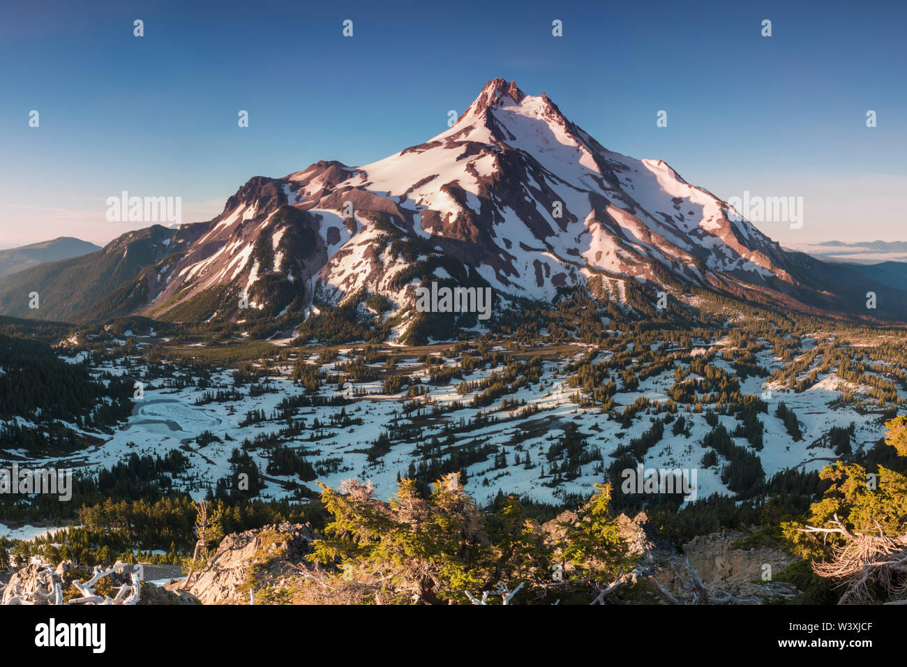 Mit einer Höhe von 10,492 Metern ist Mt Jefferson der zweithöchste Berg von Oregon.Mount Jefferson Wilderness Area, Oregon die schneebedeckte zentrale Oregon Cascade Stockfoto
