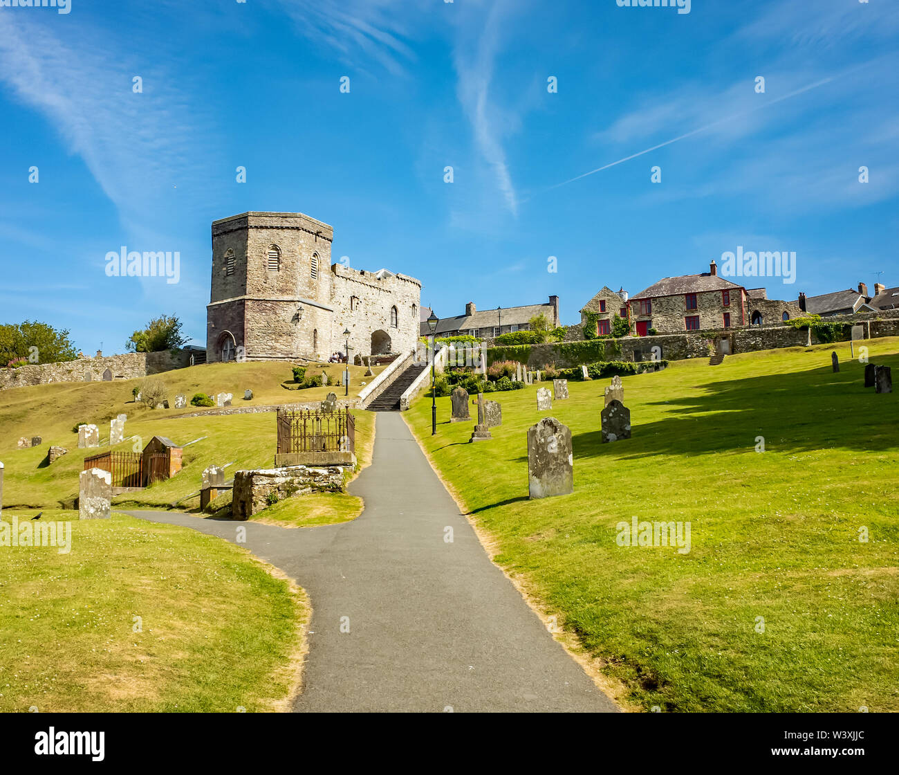 Das Old Stone Gate House auf dem Hügel mit Blick auf den Alten Kathedrale in der walisischen Stadt St Davids, Pembrokeshire, Wales Stockfoto