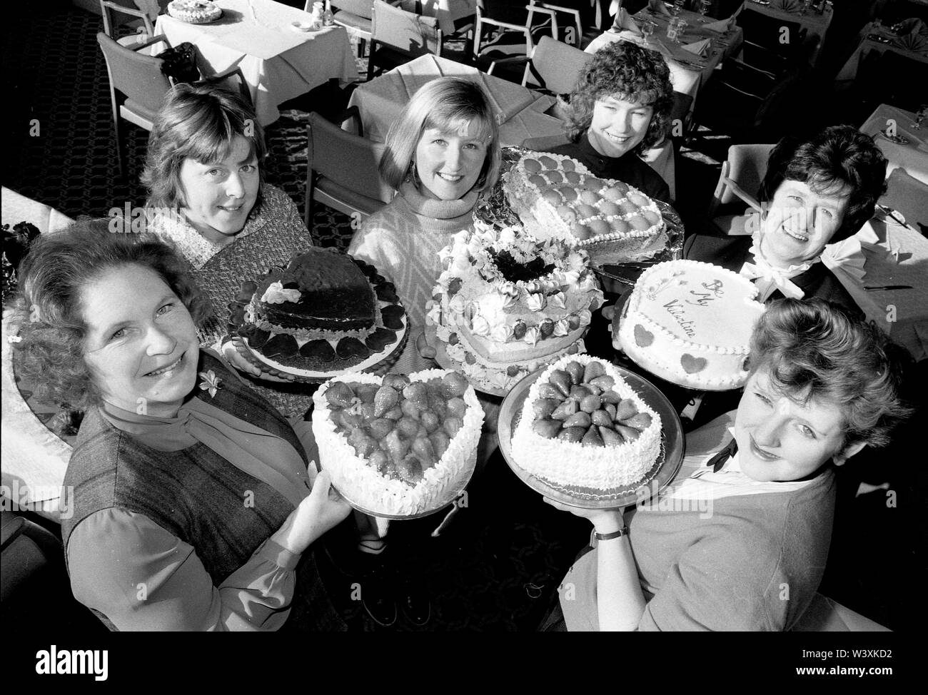Meine Damen Frauen mit valentine Kuchen gebacken in 1985 Stockfoto