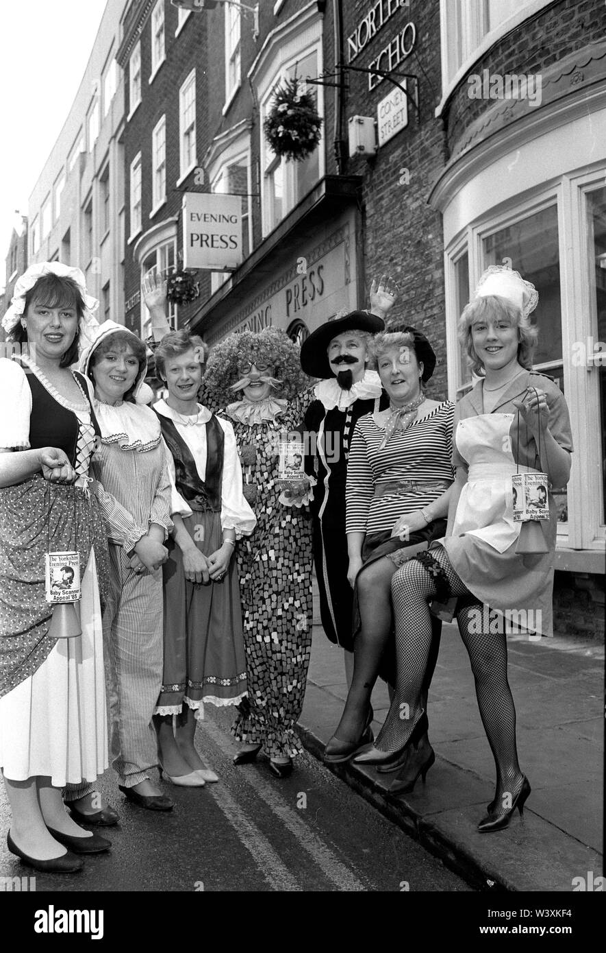 Liebe Wohltätigkeitsveranstaltungen in Fancy Dress Geld für ein Baby Scanner in Yorkshire 1985 zu erhöhen Stockfoto