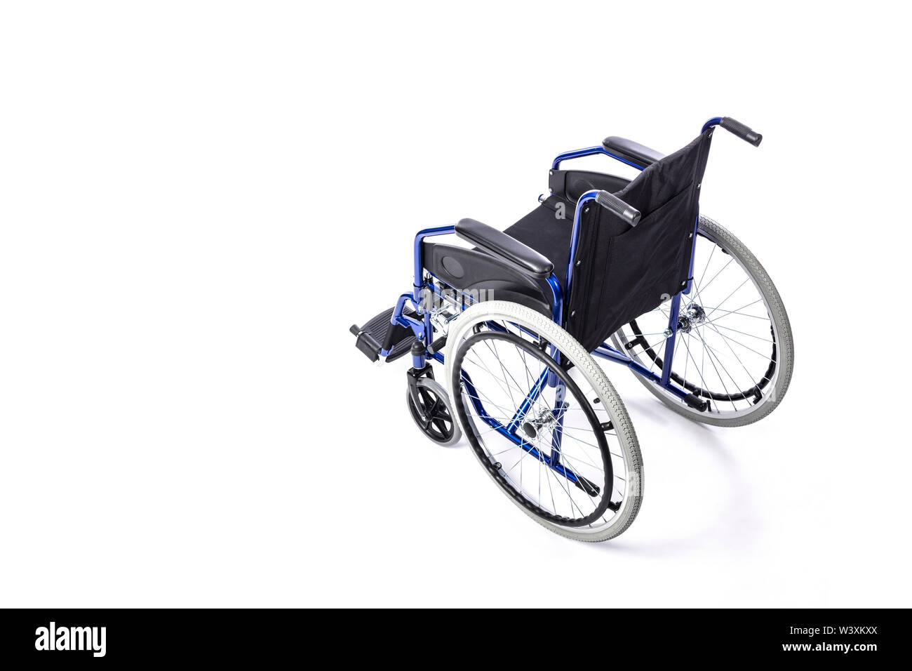 Rollstühle für behinderte Menschen in Blau auf weißem Hintergrund. Begriff der Behinderung und medizinische Betreuung. Stockfoto