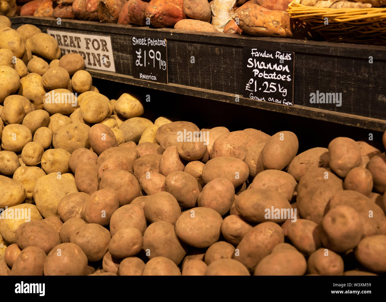 Kartoffeln für den Verkauf im Englischen Farm Shop UK Stockfoto