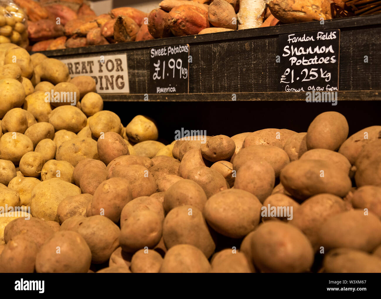Kartoffeln für den Verkauf im Englischen Farm Shop UK Stockfoto