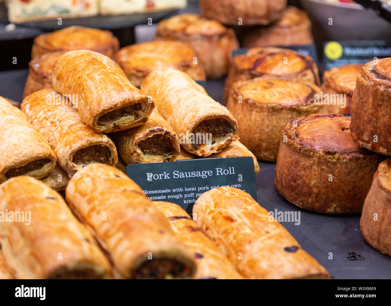 Wurst rollen und Pork Pies für Verkauf an englischen Farm Shop UK Stockfoto