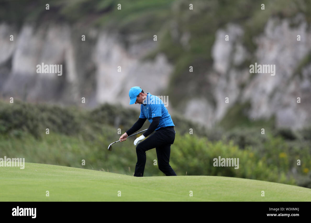 Von Nordirland Rory McIlroy sieht auf dem 5. Grün während des Tages eine der Open Championship 2019 im Royal Portrush Golf Club niedergeschlagen. Stockfoto