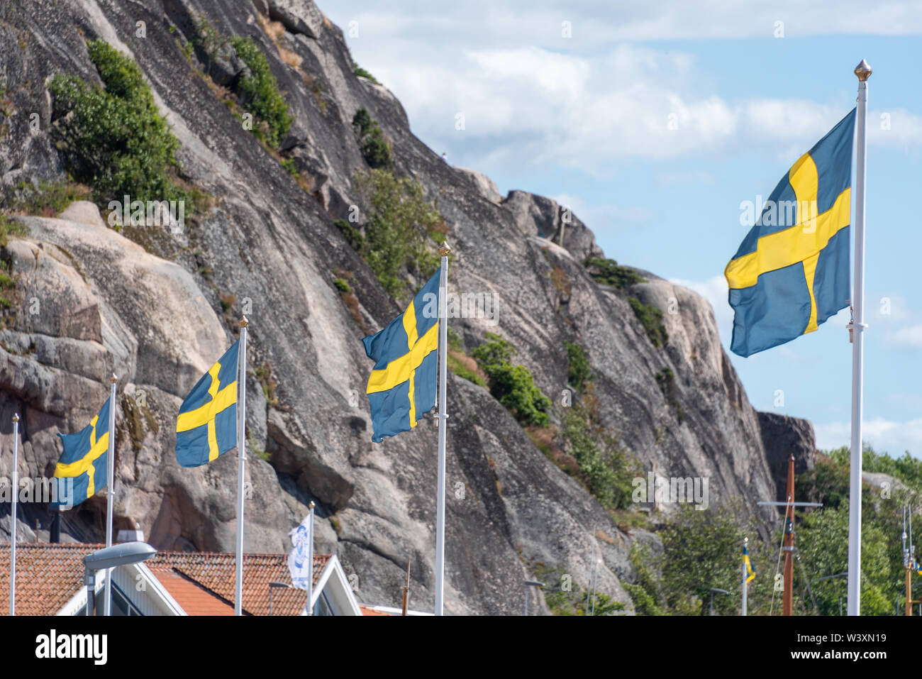 In Grebbestad, Schweden - 16. Juli 2017: Blick auf die schwedische Flagge in den Hafen von Grebbestad, Schweden. Stockfoto