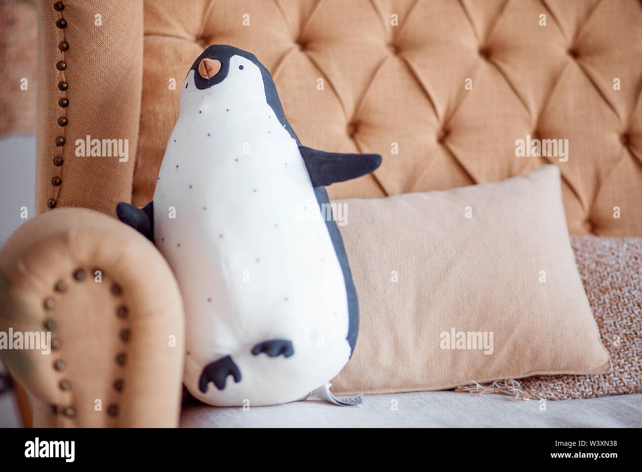 Spielzeug soft big Penguin auf der Couch liegen Stockfoto