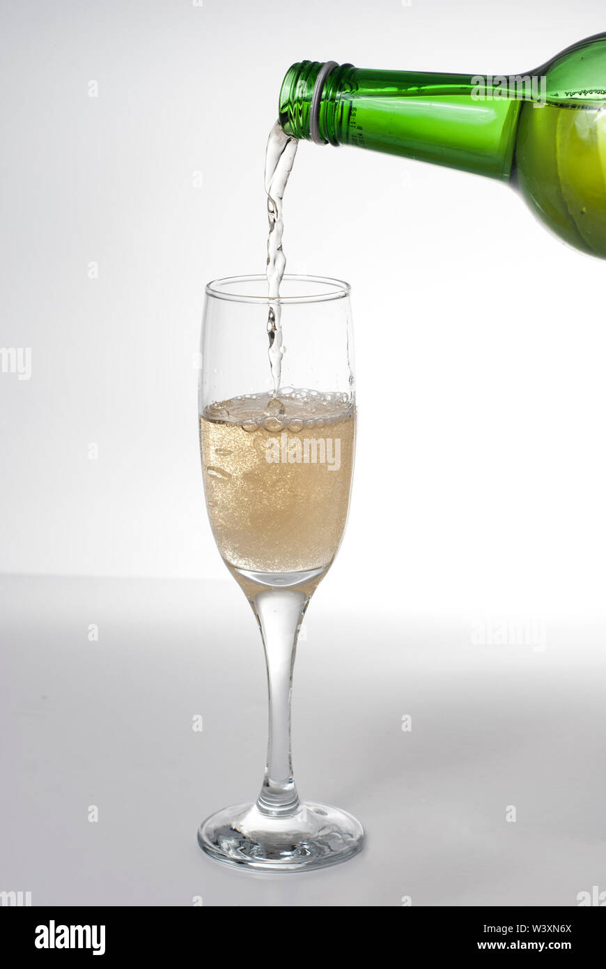 Gießen Sekt Wein in Englisch zu einem Glas Stockfotografie - Alamy
