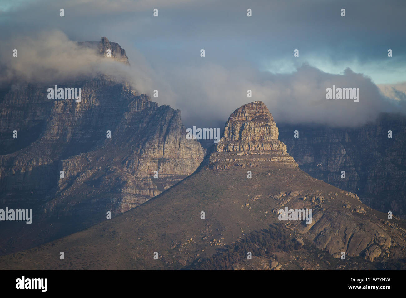 Kapstadt, Western Cape, Südafrika ist eine der schönsten Städte der Welt, von der Table Bay gesehen durch den Tafelberg und den Lion's Head gerahmt Stockfoto