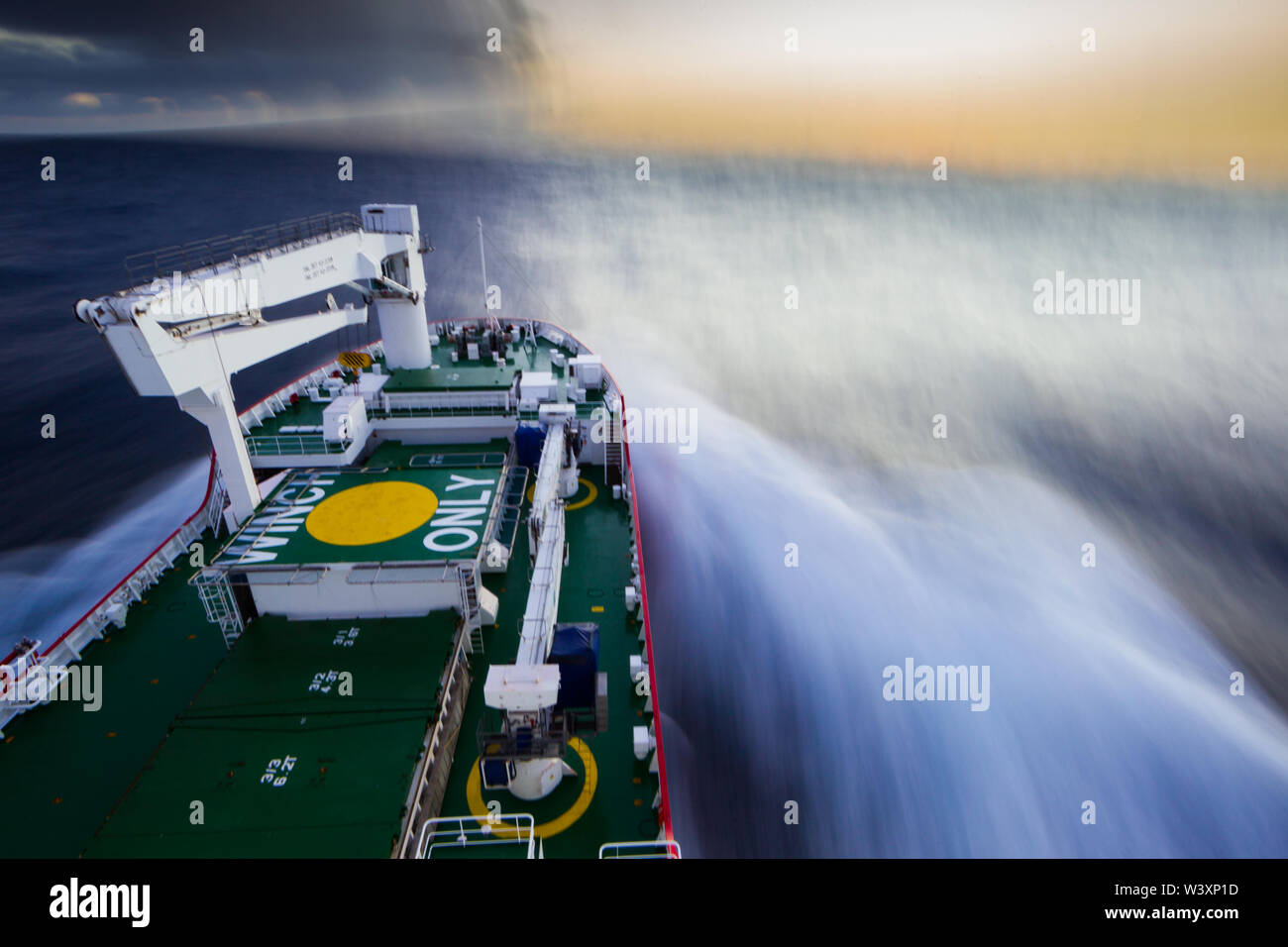 Ein forschungsschiff führt eine wissenschaftliche ozeanographischen Kreuzfahrt in den Südatlantik. Stockfoto