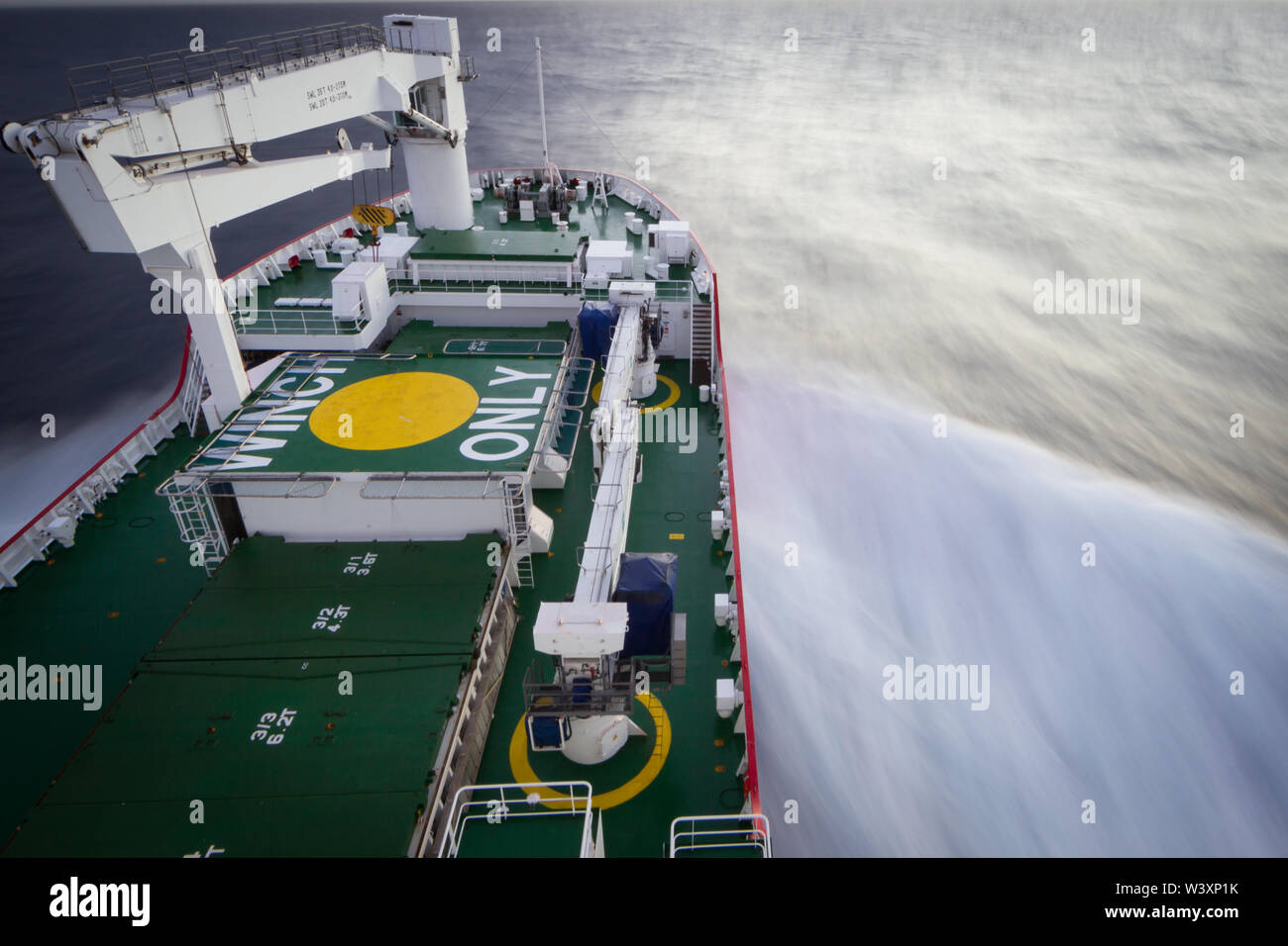 Ein forschungsschiff führt eine wissenschaftliche ozeanographischen Kreuzfahrt in den Südatlantik. Stockfoto