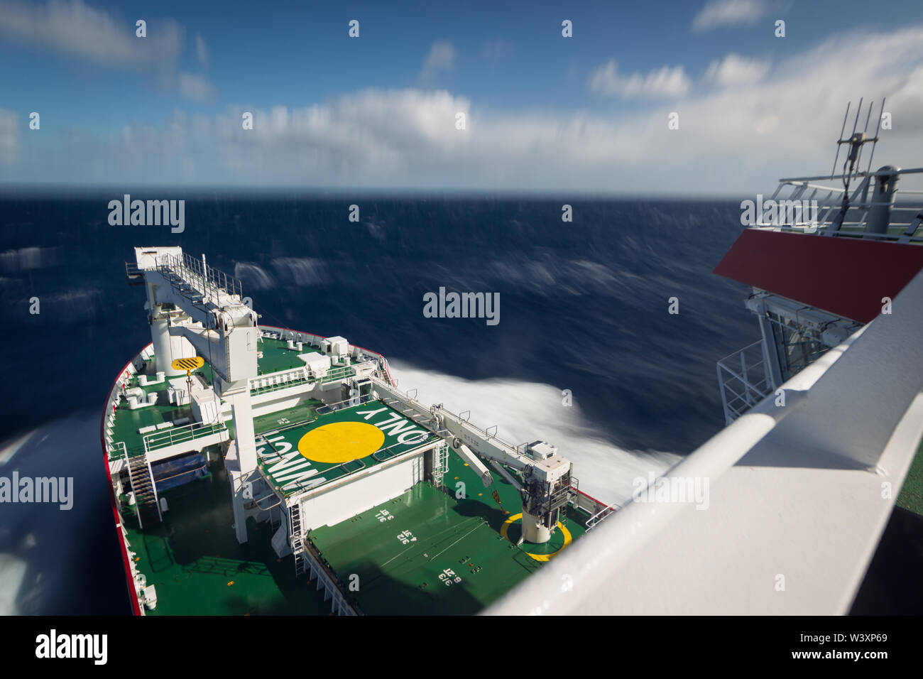 Eine langsame Verschlusszeit erfasst die Drehzahl eines dampfenden Forschungsschiff in den Südatlantik auf ein ozeanographisches Kreuzfahrt. Stockfoto