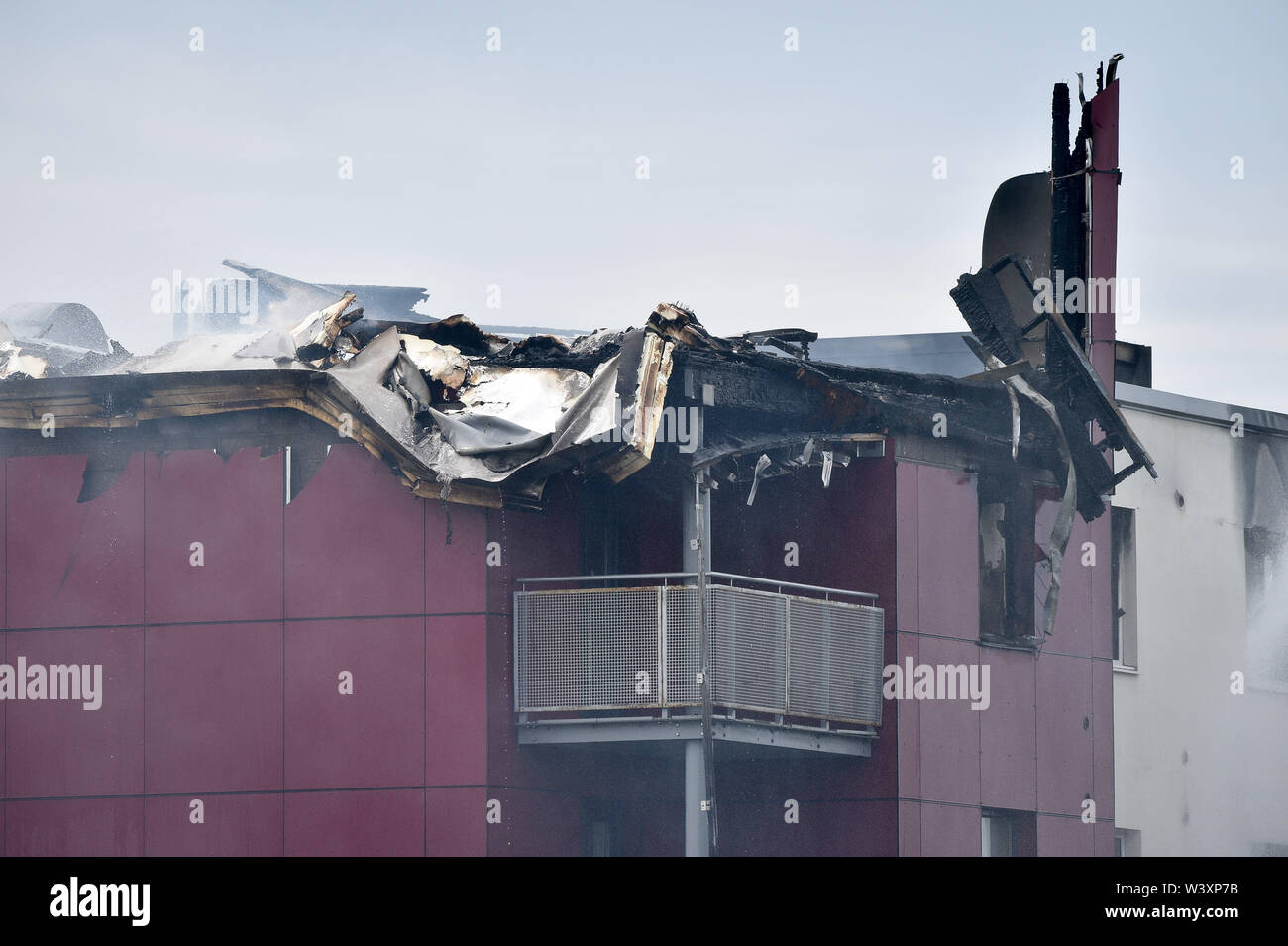 Ein Brandschaden an einem Premier Inn auf der A 4108 in Bristol, nachdem das Hotel, teilweise während ein massives Feuer zusammengebrochen. Stockfoto