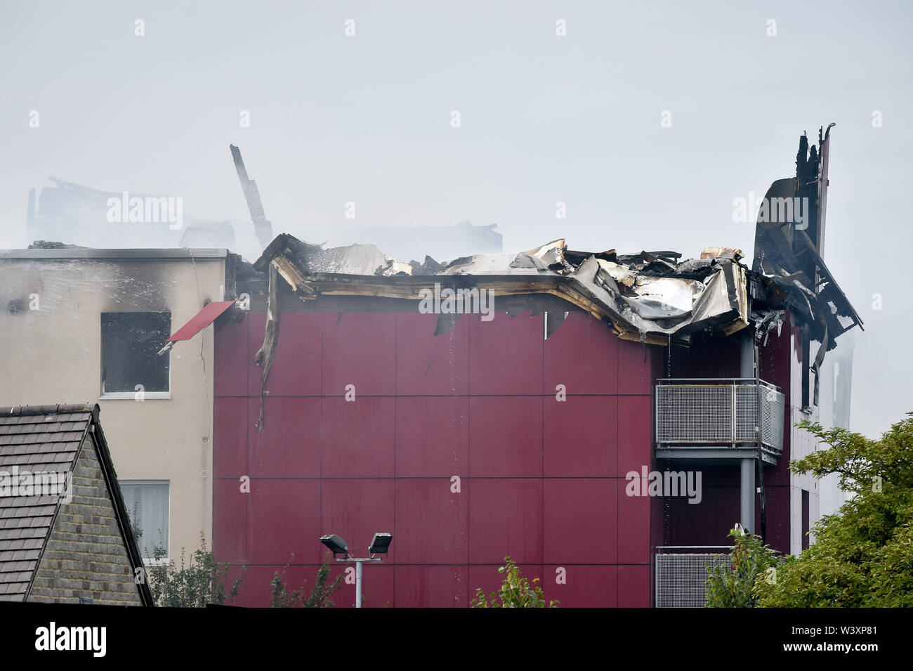 Ein Brandschaden an einem Premier Inn auf der A 4108 in Bristol, nachdem das Hotel, teilweise während ein massives Feuer zusammengebrochen. Stockfoto