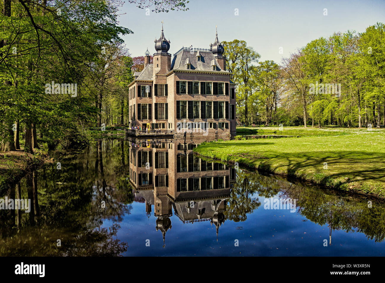 Leiden, Holland, Niederlande, April 21, 2019, die Fassade des Schlosses (Kasteel) Oud Poelgeest, eine mittelalterliche Burg (1668) in Oegstgeest, die ehemalige Ho Stockfoto