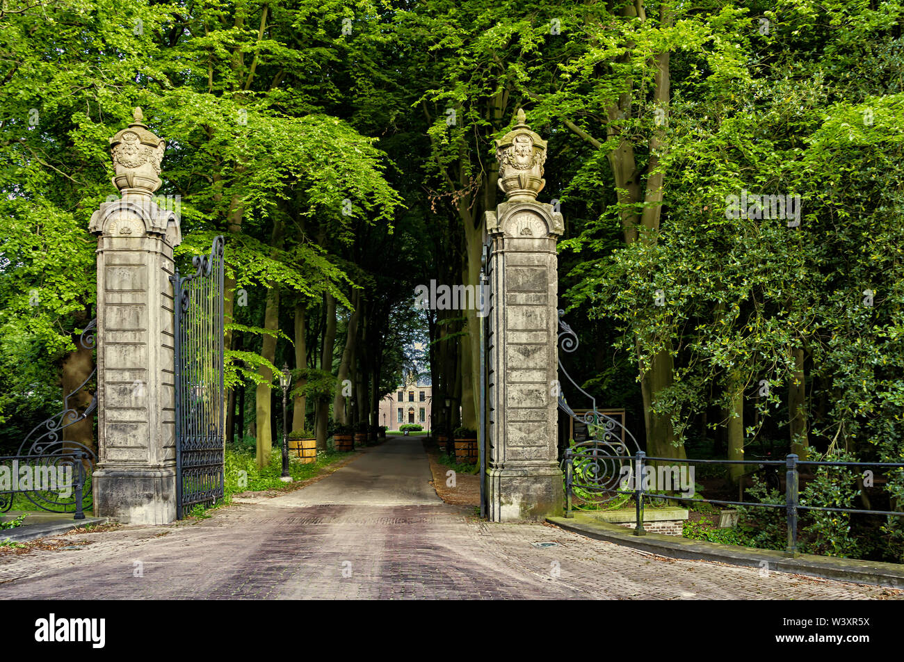 Leiden, Holland, Niederlande, 22. Mai 2019, die Tore und Weg zum Schloss (Kasteel) Oud Poelgeest, eine mittelalterliche Burg (1668) in Oegstgeest, Form Stockfoto