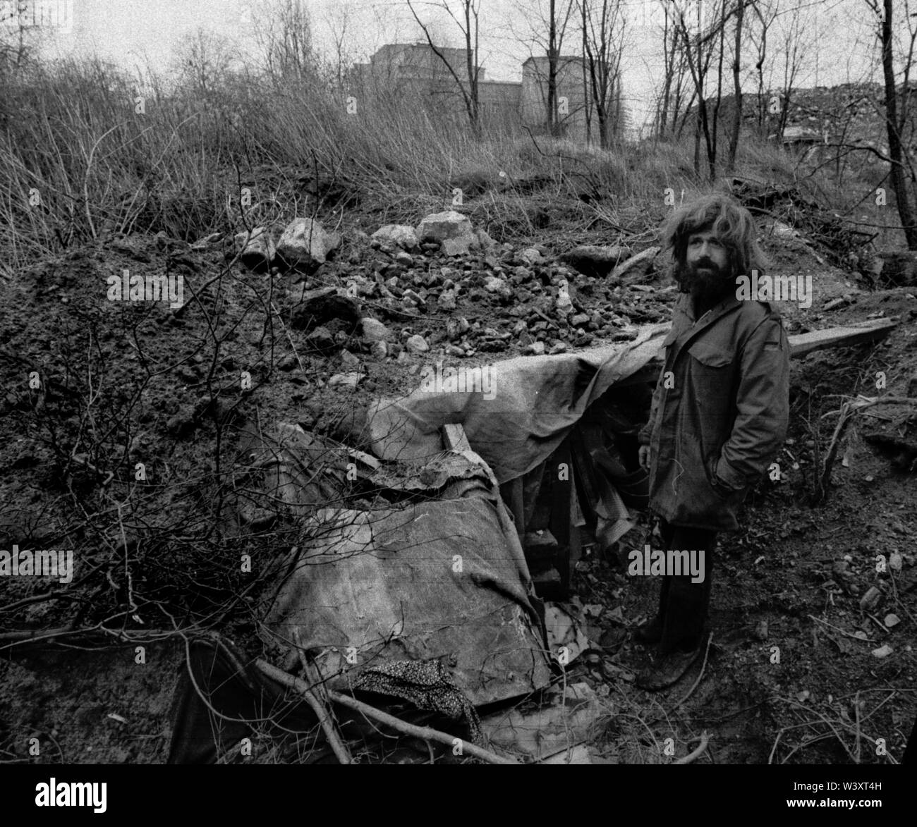 Eingereicht - 01. Januar 1979, Berlin: Berlin-Bezirke/Tiergarten/1/1983 einen Obdachlosen und baute sich eine unterirdische Höhle in den Tiergarten. //Armut/Gehäuse/Obdachlose/Soziales/Gesellschaft Foto: Paul Glaser/dpa-Zentralbild/ZB Stockfoto