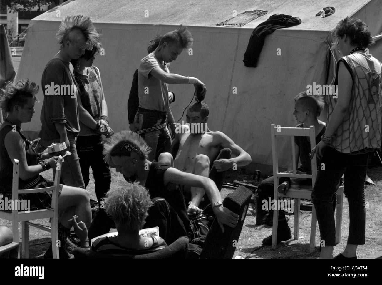 Eingereicht - 01. Januar 1983, Berlin: Berlin-Bezirke/Kreuzberg/7/1983 in Berlin viele der besetzten Häusern evakuiert werden, einschließlich der von diesen Punker. Sie Camping am Mariannenplatz in Protest. Körperpflege ist in Großbuchstaben geschrieben. Jeden Tag neue Farbe für das Haar//Jugend/Hausbesetzer/Hausbesetzer/Apartment/Politik/Bezirke/Punks/punk Foto: Paul Glaser/dpa-Zentralbild/ZB Stockfoto