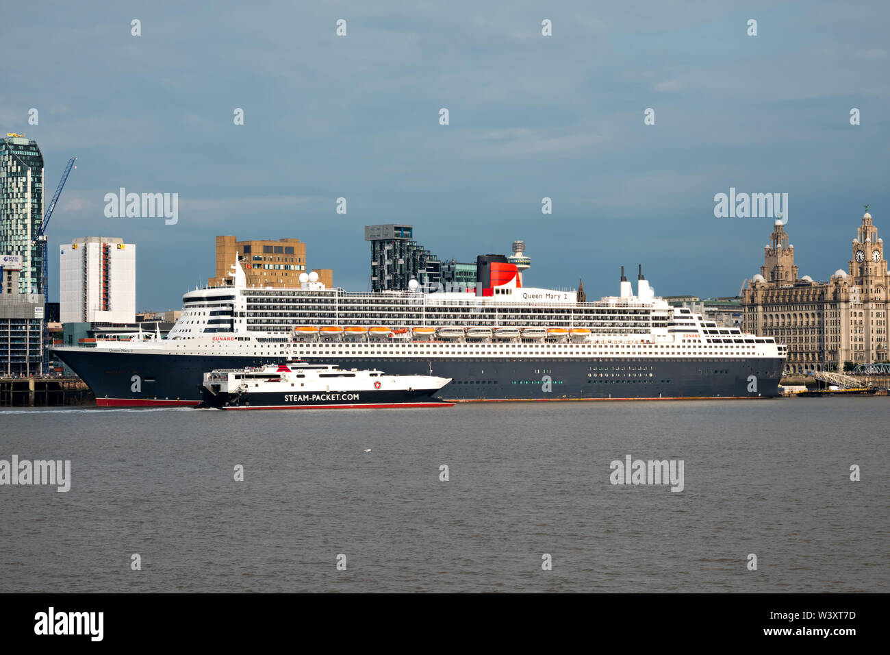 Isle of Man Steam Packet Company Manannan führt an der Queen Mary 2 angedockt in Liverpool im Juli 2019. Stockfoto