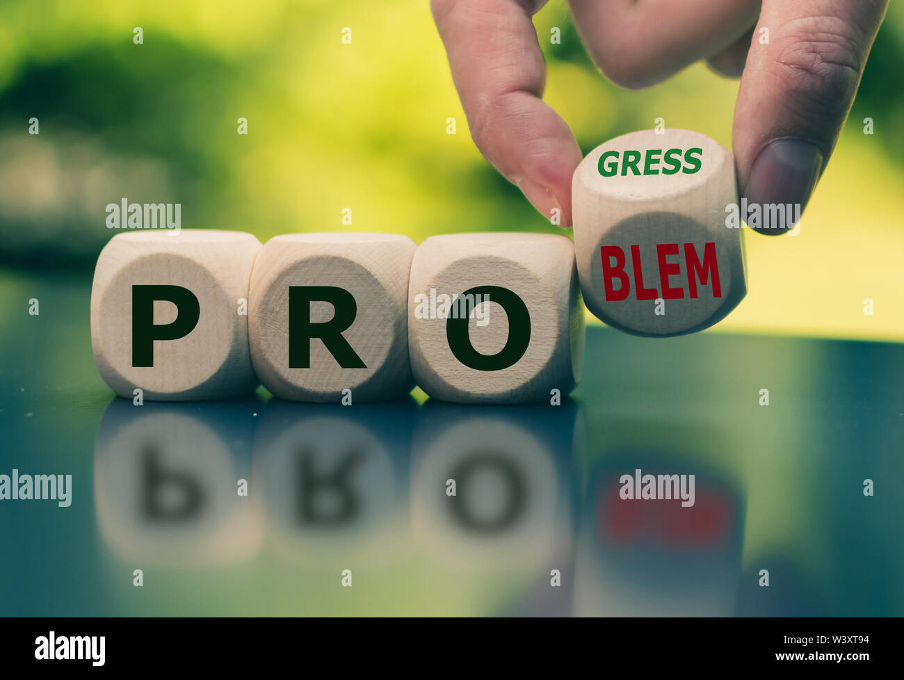 Lösung eines Problems und machen Fortschritte. Hand, dreht sich ein Würfel und Änderungen das Wort 'Problem' zu 'Fortschritt'. Stockfoto