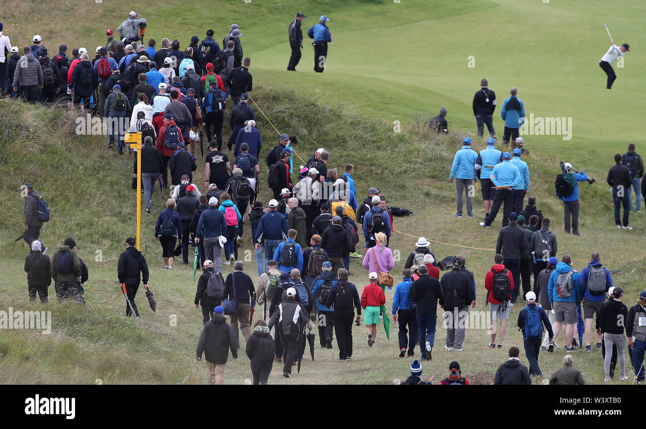 Der Engländer Paul Casey (rechts) als Krähen sehen Sie während des Tages eine der Open Championship 2019 im Royal Portrush Golf Club. Stockfoto