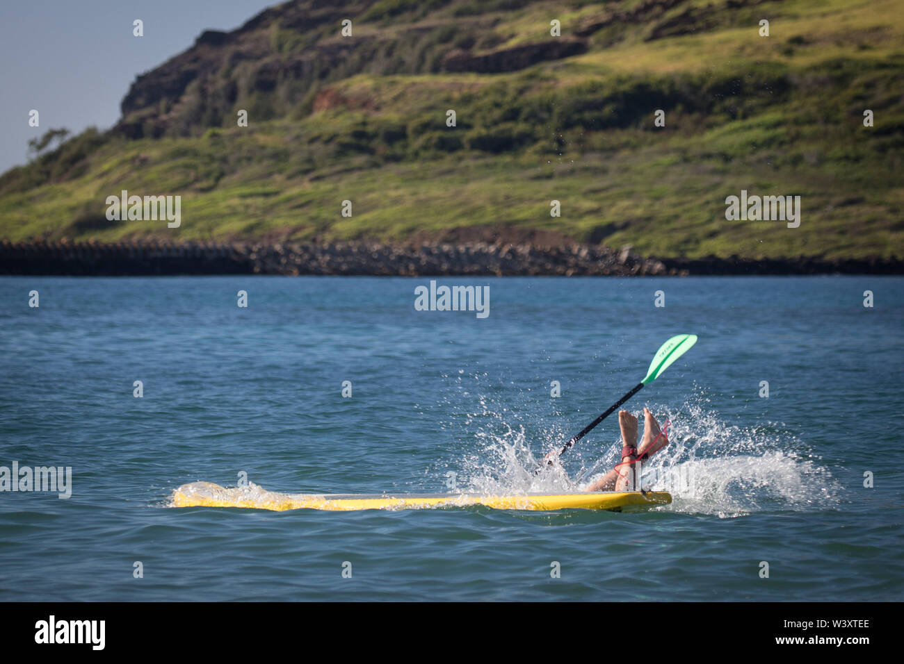 Kalapaki Beach in Lihue Kauai, Hawaii, USA ist ein beliebter Ort für Wassersportarten wie Stand up Paddle Boarding, Surfen und Schwimmen. Stockfoto