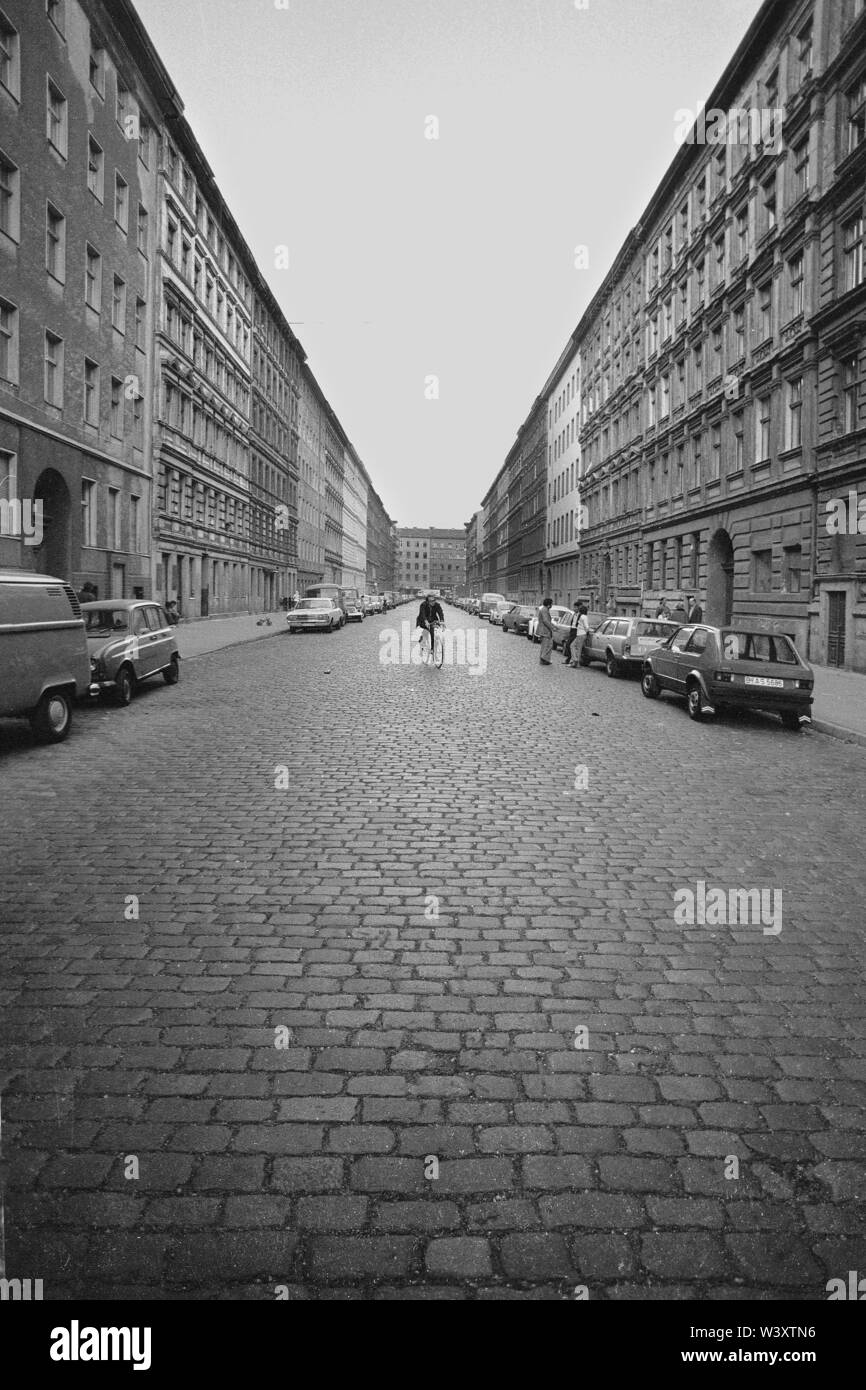 Eingereicht - 01. Januar 1979, Berlin: Berliner Bezirke/Kreuzberg/1979 Kreuzberg, Sorauer Straße. Sehr früh Vermietung Kaserne aus der Zeit um 1860, nach Schinkel Designs. Kein Balkon, keine Bäume. Heute gibt es große Bäume, die Straße ist verkehrsberuhigte // Architektur/ Gründung Tage/Views*** sehr frühen Kasernen für Arbeitnehmer, ca. 1860. Nach einem Entwurf von Friedrich Schinkel. Keine Bäume, keine Balkonies. Heute sind hier viele Bäume, verkehrsberuhigte Straße. Foto: Paul Glaser/dpa-Zentralbild/ZB Stockfoto