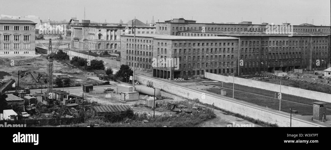 Eingereicht - 01. Januar 1980, Berlin: Berliner Bezirke/Mitte/Kreuzberg/DDR/1980 Bundesministerium für Finanzen, (vor Treuhand, vor dem Haus der Ministerien der DDR, vor Reichsluftfahrt-Ministerium Hermann Göring). Auf der linken Seite der Website der ehemaligen Gestapo-Zentrale, oben Gropiusbau und das Abgeordnetenhaus von Berlin. Die Mauer läuft über Niederkirchner Straße und Zimmerstraße, es schneidet Wilhelmstraße//Sanierung/Bezirke//DDR Wand Views Foto: Paul Glaser/dpa-Zentralbild/ZB Stockfoto